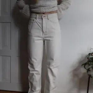 Kräm vita weekday jeans i perfekt skick! Modellen Rowe, raka i benen och högmidjade! (Modellen på bilden är 172cm) Säljer då jag ej kan ha dom längre 🥂
