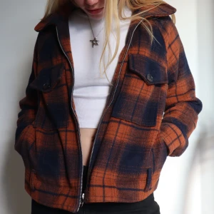 Rutig jacka - Rutig höst jacka från Forever21. Köpt i USA. Bra skick! Lite nopprig i insidan men inget som syns utifrån. Säljer för jag använder den ej längre 🧡