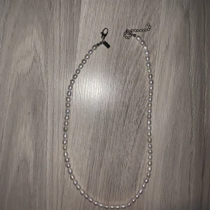 Pärlhalsband - Pärlhalsband i äkta sötvattenspärlor med stål länk. Aldrig använd. Nypris: 799.