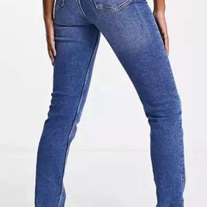 Säljer dessa fina jeans med slits på sidan! Jeansen är stretchiga och kostar ändats 200kr! Den är i perfekt skick och i storlek 36 men passar även 38!