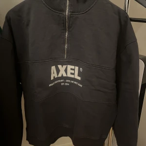 Arigato Half zip - Snygg Axel Arigato Half zip. Använd ett par gånger men fortfarande i bra skick. Pris kan diskuteras.