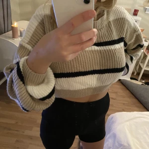 Virkat - Virkad kort tröja. Är 158 cm och den når mig till midjan.