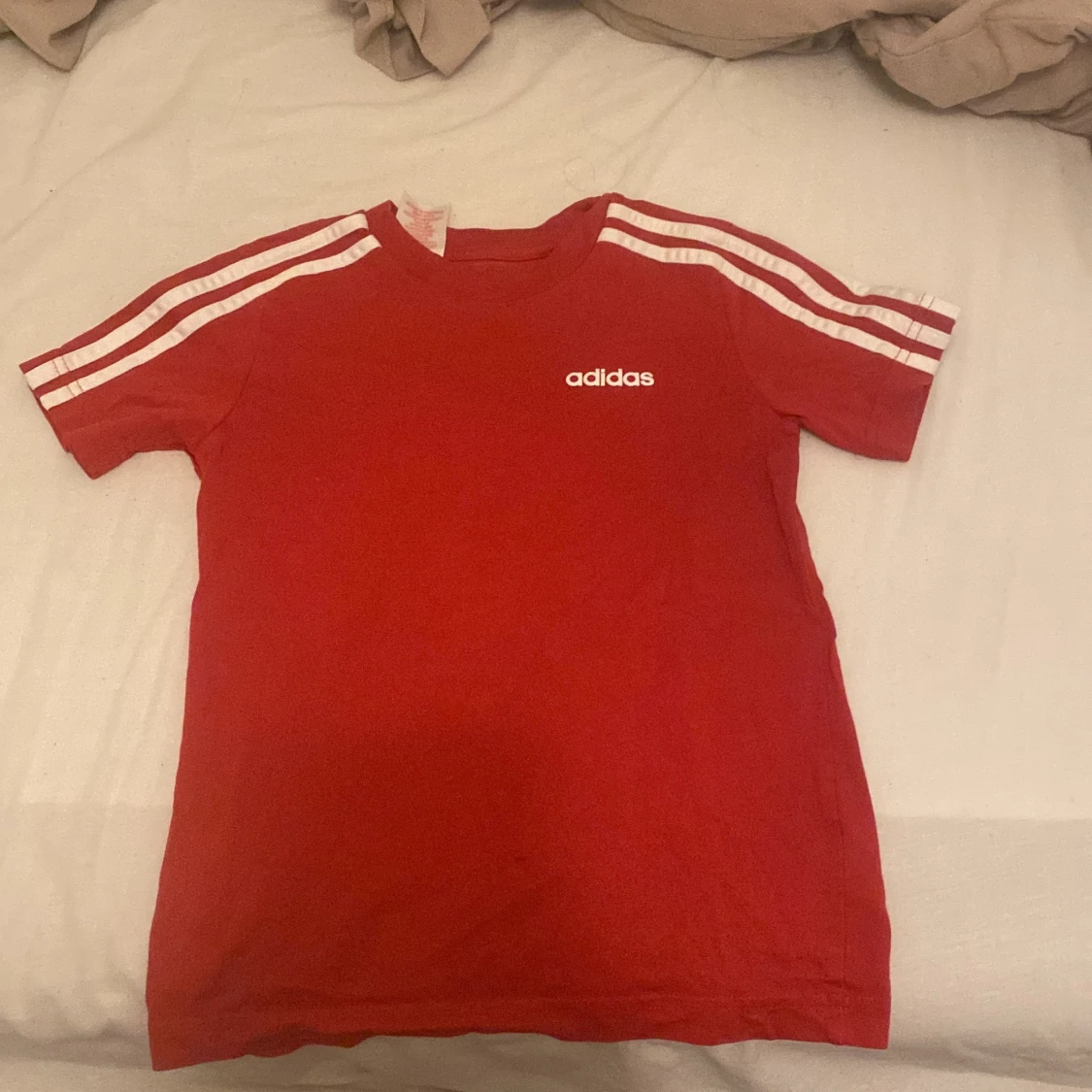 Röd adidas tröja.