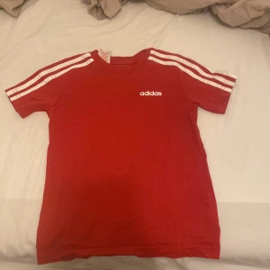 Röd adidas tröja. - En röd adidas tröja,nyskickw