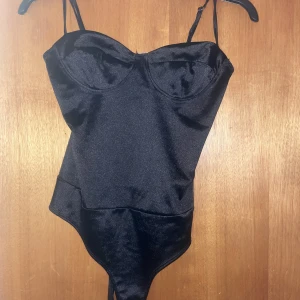 Body - Jag säljer denna body för den passar inte mig. Bara testad. Nypris: 399