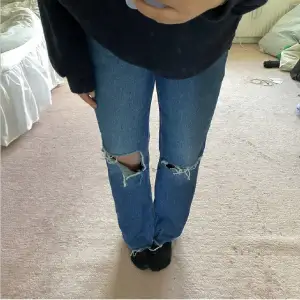 Snygga jeans med hål, tyvärr inte min stil längre! Obs: Har knappar och inte en gylf ☺️💕