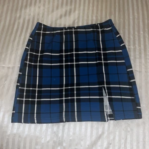 Sommar kjol  - En marin blå tjol, aldrig använt, stretchig