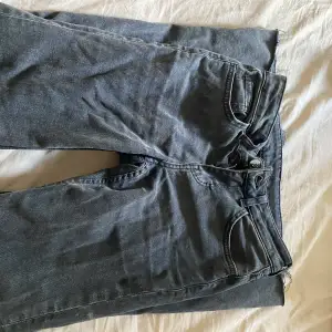 Svarta low waist jeans som är såå snygga men kommer inte till användning längre då jag har ett par andra likanande 🥰 skriv för fler bilder 🥰