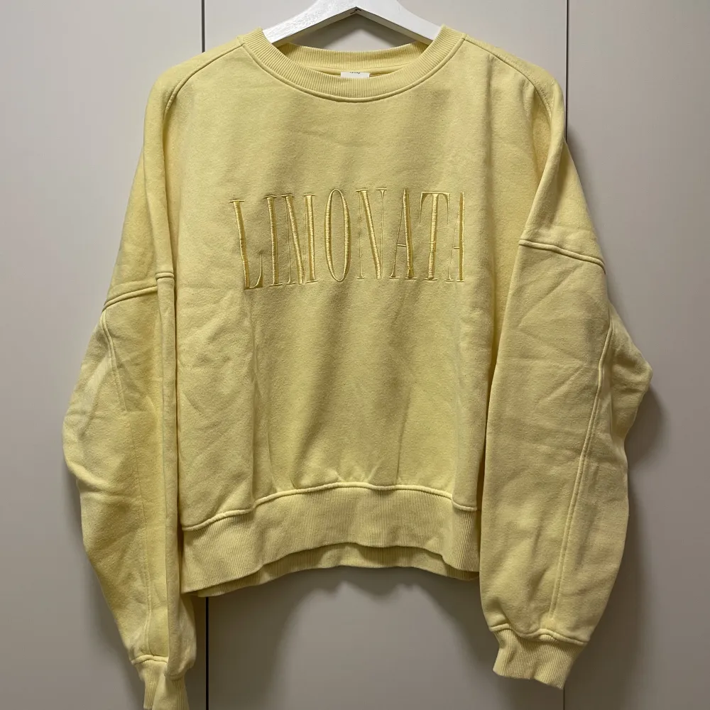 Ljusgul sweatshirt i vintagestil 🫶 Storlek M, sitter oversize på mig som vanligtvis har S. Tröjor & Koftor.