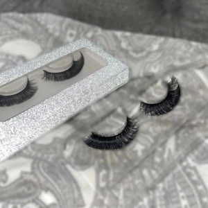 Nya fransar  - Jag säljer två par fransar. Ser ut som fransförlängning och är så himla fina. 1st för 50kr. Köparen står för frakten ❤️