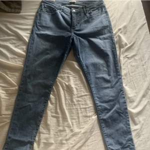 Säljer dessa jeans från levis för 65kr i storlek L, köparen står för frakten.