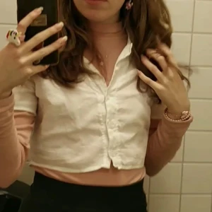 Croppad tröja - Vit croppad tröja i linne aktigt material, lite tjockare liksom, och ser ut som en croppad skjorta🤍 bra skick!
