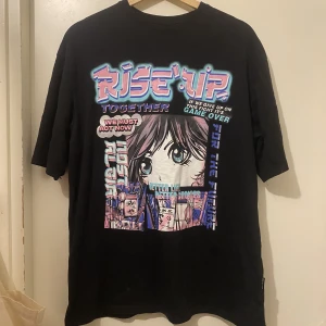 T-shirt med tryck - Assnygg t-shirt i oversize, funkar på alla storlekar beroende på vilken passform man föredrar (jag är en xs)❤️ superfint skick 