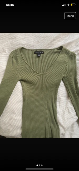 Ribbad topp  - Grön ribbad topp med v-ringning! Från new yorker i nyskick men utan prislapp:) är i storlek xs men är mycket stretchigt matrial så passar flera storlekar!