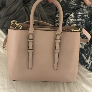 Väska  - Säljer en jättefin rosa väska från Åhléns, använd Max 3 gånger, superfint skick säljer då den inte kommer till användning längre ❤️ köpt för 750, justerbart axelband medföljer ❤️ hör av er om ni vill ha mer bilder ❤️