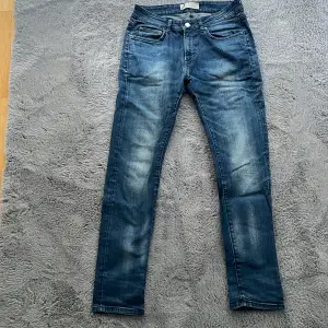 Hej, Säljer dessa riktigt schyssta jeans. De är i väldigt bra skick i helhet, finns bara en liten skada vid höger ficka som man ser på bild 2. Passformen är bra och är lite stretch. -möts upp -köparen står för fraktkostnader 