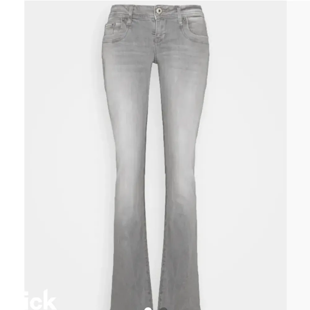 Säljer dessa skit snygga ltb jeans då de är något för stora. Skulle även kunna byta mot ett par 27/26 or🥰. Jeans & Byxor.