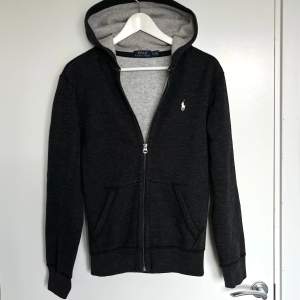 Ralph Lauren Dark Grey Hoodie. Size XS. In very good condition just missing the drawstrings. Very comfortable and warm. Retail price is around 1800 kr. Write for more questions and dimensions🖤