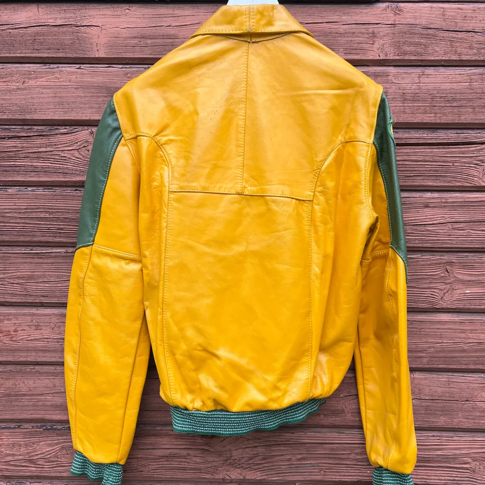 Vintage Honda jacket from 70’s Length: 64cm Width P2P: 49cm Size 40 on tag . Jackor.