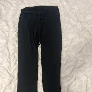 Byxor  - Byxor med en detalj vid magen