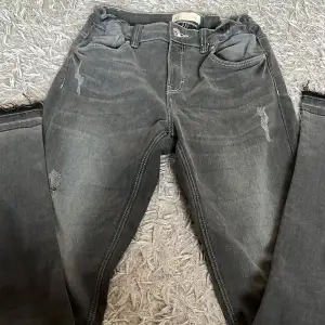 Ett par jättefina gråa jeans i ett jättefint skick 