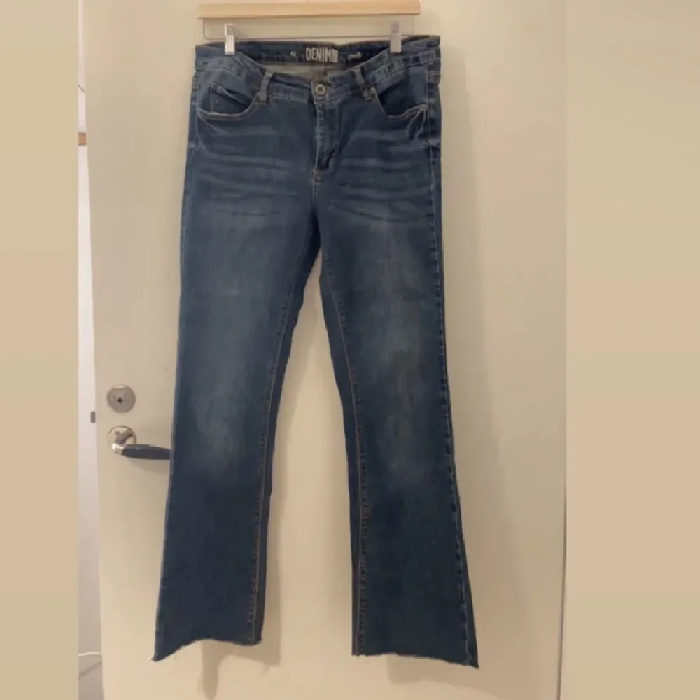 väldigt snygga jeans i storlek 42. De kan även användas som oversize och low waist byxor så de är vädligt stor i storlek!. Jeans & Byxor.