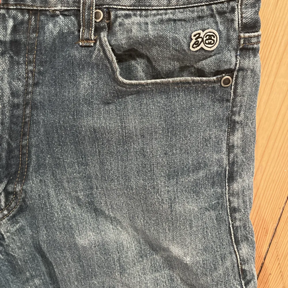 Sällsynta Stussy jeans från deras 30 års-jubileum 💴Skick 8/10, proffesionellt lagade och nya innerfickor .  💴W 34  💴Allt funkar perfekt  💴Frakt och mötes möjligheter finns🙌  Märke: Stussy. Jeans & Byxor.