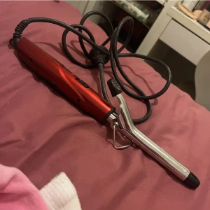 Locktång - Säljer min locktång då jag har 3 andra och denna inte kommer till användning. Den funksr som den ska och har inga defekter. Har endast en on och off knapp så de går inte bestämma hur många grader de ska vara, men jag tror de ligger på 200grader. 