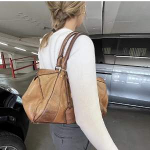 Jätte fin brun väska från Ralph Laurent  kan tänka mig sälja vid bra bud❤️(sälja inte mera)