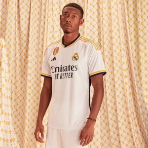 Real Madrid tröja - Säljer nu min real Madrid tröja då den inte kommit till användning OBS: Tröjan på bilden är tagen från internet och på tröjan som jag säljer så finns det tryck på ryggen. Nämligen Vini JR#7. Tags sitter på då bad aldrig använt den.