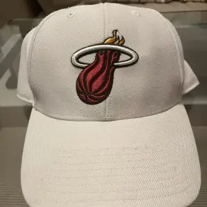 Vit Miami Heat keps köpt på en Miami Heat match 2018 (Kaseya Center). Som ny, klarvit och inga fläckar. 