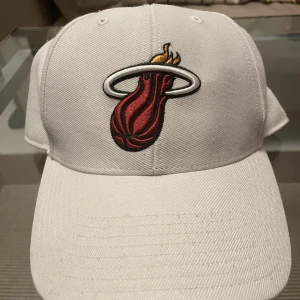 Vit Miami Heat keps  - Vit Miami Heat keps köpt på en Miami Heat match 2018 (Kaseya Center). Som ny, klarvit och inga fläckar. 