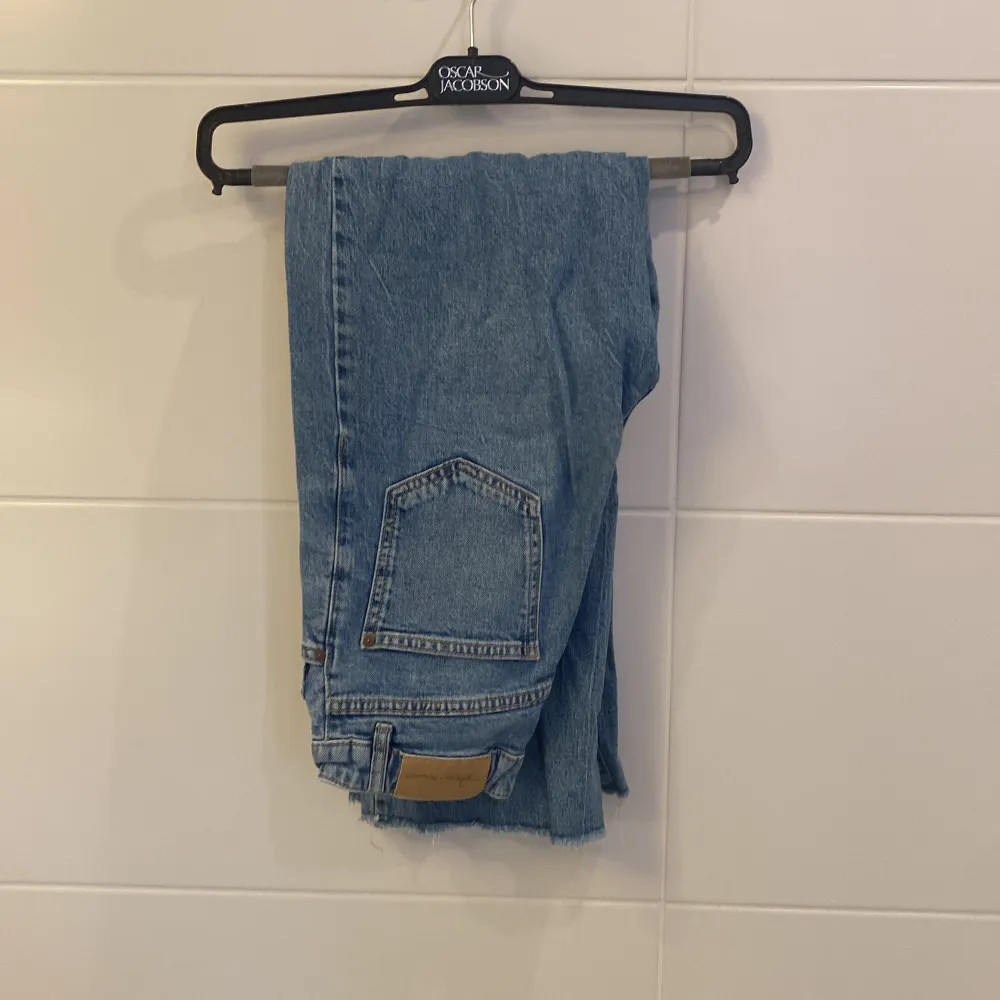 Ett par blåa jeans jag har glömt bort vad modellen heter men det är väl typ Wade eller straight, sälj för att dom inte används längre ( hon som bär jeansen är 163-164 cm)👌🏼❤️. Jeans & Byxor.