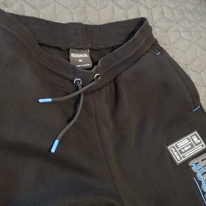 Mjukisbyxor  - Jag säljar min fina HOODRICH mjukis storlek M. Köparen står för frakten. 