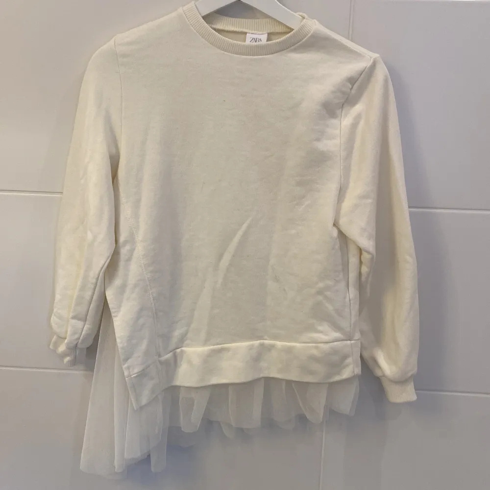 En vit kofta med nåt typ genomskinligt typ vet int riktigt vad man ska kalla det, säljs för att den inte används ( hon som bär tröjan är 163-164 cm). Tröjor & Koftor.