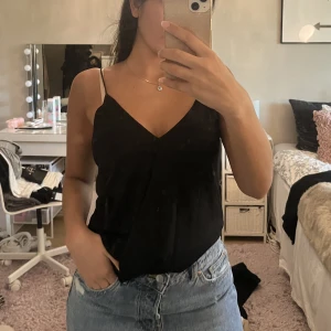 Svart linnetopp - Ett svart linne köpt från h&m trend, därav väldigt fint kvalite ser lite dyrare ut. Jätte fint med blazer över. Använd fåtals gånger men fortfarande väldigt fint skick. Storlek 36.