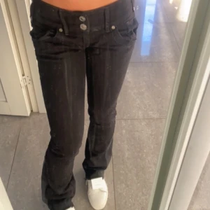 Lågmidjade jeans  - Skit snygga lågmidjade jeans! Jag är 170cm lång💕  Jag har sytt på eget jeans material 👍  skriv för fler frågor