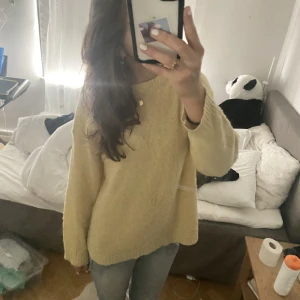 Stickad tröja - Jättefin gul stickad tröja i jätte mysigt material💗💗Från peak performance 