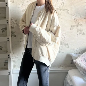 Oversized jacka! - Säljer den coolaste jackan till hösten!! Den är så najs och cool att ha till vardags som fest i den mest magiska färgen och så coola detaljer❤️❤️❤️ den är helt oanvänt