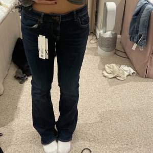 Fina low waist jeans från zara,säljer för att de inte kommer till användning längre. 
