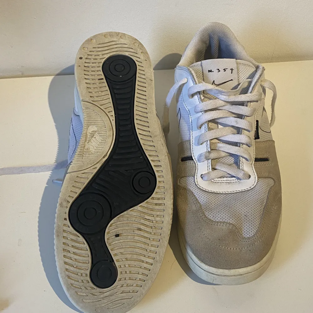Snygga vita Nike skor i modellen squash type. Använda men i bra skick. Inköpta för 1200kr och vårat pris är 199kr. Storlek 42. Pris kan diskuteras. Hör av dig vid frågor och funderingar!. Kengät.