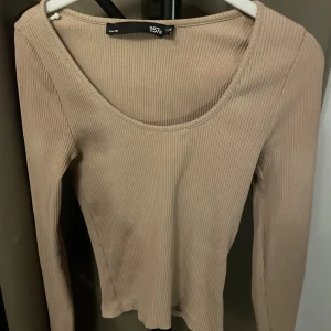 Tajt topp - Beige långärmad topp ifrån lager 157 i storlek xs/s som sitter tajt🫶 Använd ca 2-3 gånger och har inga defekter eller skador