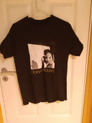 Harry Styles tshirt  - Säljer min Harry Styles merch som jag köpte på hans tour 2022. Har typ aldrig använt den så därför har jag bestämt mig för att sälja den.💗