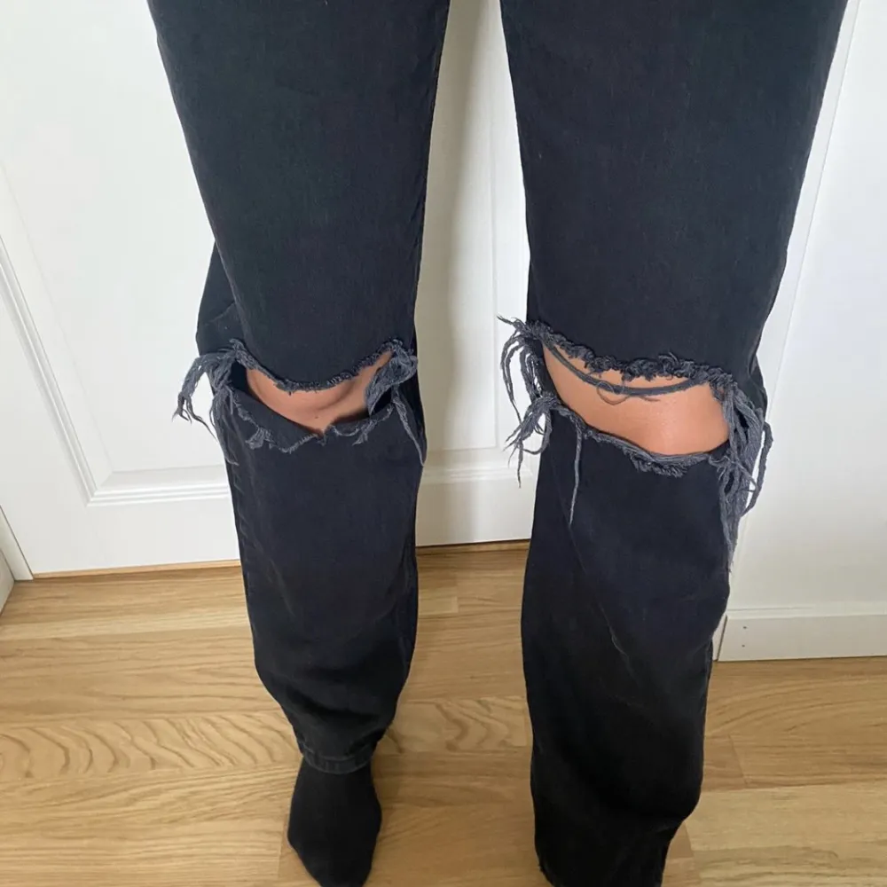 Svarta coola jeans från Ginatricot, använd en gång! (Sitter bra på mig och jag är 163cm lång)☺️. Jeans & Byxor.