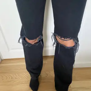 Svarta coola jeans från Ginatricot, använd en gång! (Sitter bra på mig och jag är 163cm lång)☺️