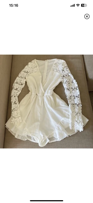 Jumpsuit  - Vit jumpsuit med blommiga spets detaljer på, ej genomskinlig.  perfekt för studenten och fest: 