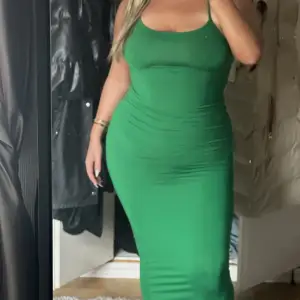 Superfin grön klänning i stl L!