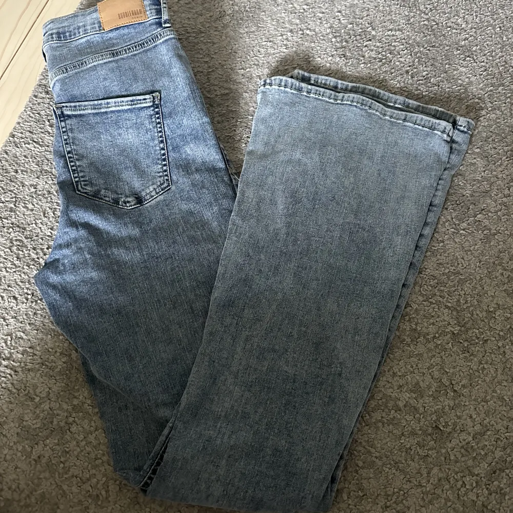 Bubbleroom denim jeans. Använda bara några gånger så de är i bra skick. Jag är 178 cm och de passar mig i längden. Storlek:42. Jeans & Byxor.