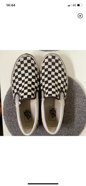 Vans - Säljer mina vans för de kommer inte till användning längre. Inga defekter som påverkar skons kvalitet. Skriv privat för fler bilder!🤩