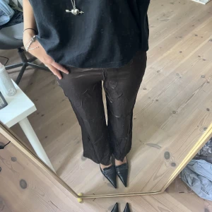 Silkesbyxor - Snygga bruna silkesbyxor från zara!  Storlek xs väldigt bra skick🤎